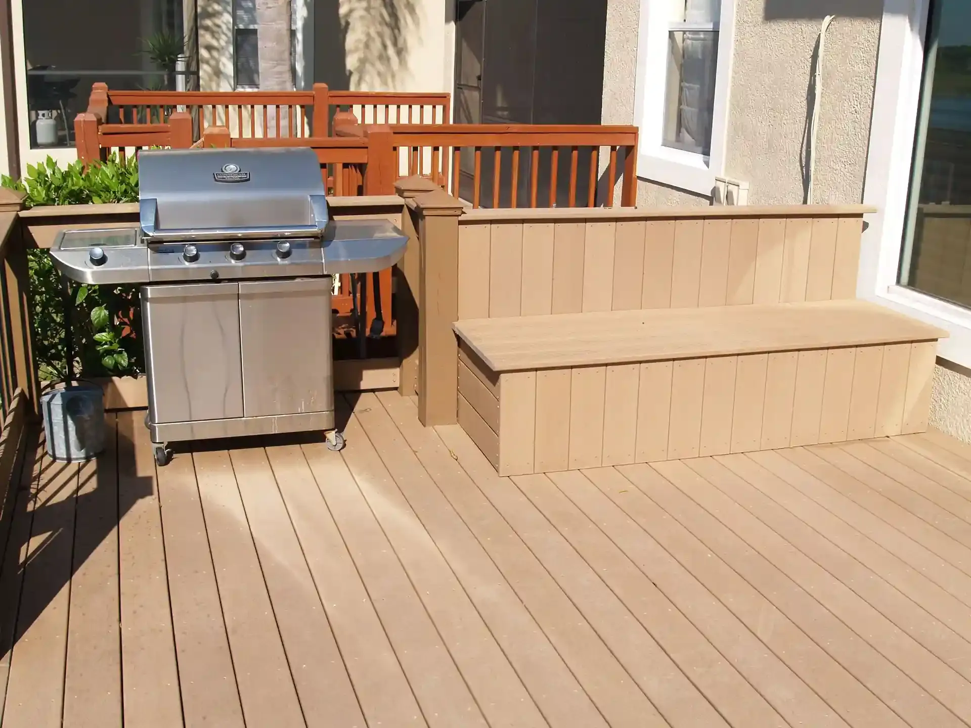 Outdoor Living Structures 2 deck with an outdoor grilling station that serves as a summer kitchen - Outdoor Kitchens in Central Florida - Deck Benches and Planters Contractor in Orlando